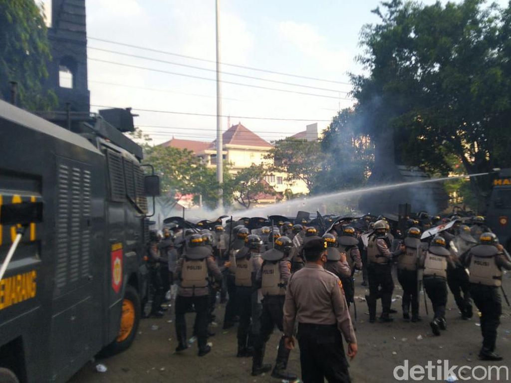 4 Mahasiswa Semarang Tersangka Demo Rusuh Ditahan Polisi 4 Mahasiswa Semarang Tersangka Demo Rusuh Ditahan Polisi