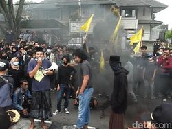 Massa Demo Omnibus Law Bakar Ban-Tabur Bunga di DPRD Wonosobo