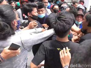 Massa Geruduk Kantor DPRD Sulbar, Omnibus Law Ciptaker Dinilai Cacat Prosedur