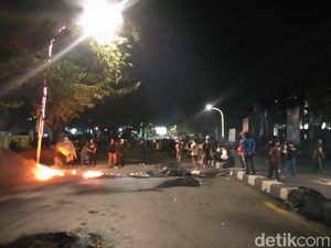 Massa Tolak Omnibus Law di Makassar Tutup Jl Pettarani-Alauddin, Lalin Macet