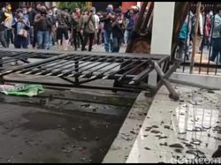 Video Pagar DPRD Purwakarta Jebol Berbalas Water Cannon ke Massa!