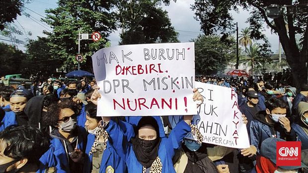 Thousands of masses of student and labor demonstrations this afternoon have gathered in the Diponegoro area, in front of the West Java DPRD building, in the city of Bandung.