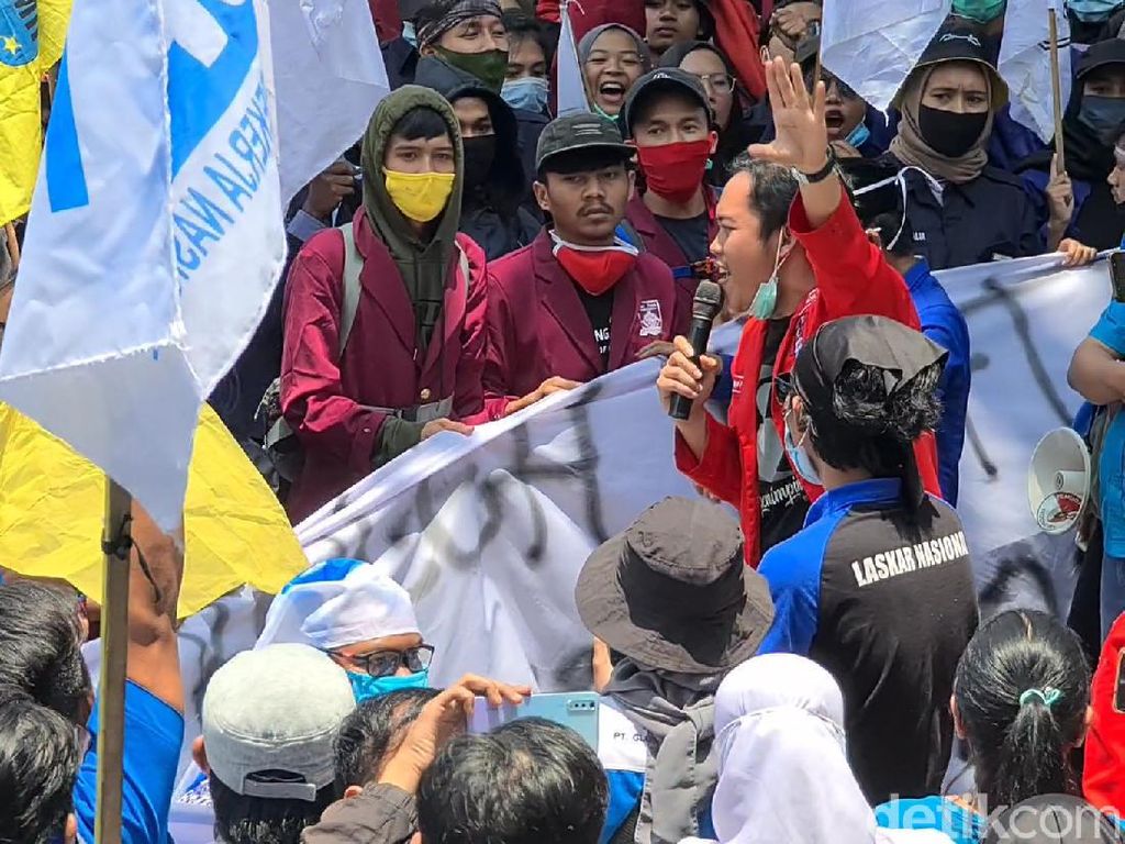 Petisi Online Gugat Omnibus Law Tembus 1,3 Juta Orang Petisi Online Gugat Omnibus Law Tembus 1,3 Juta Orang