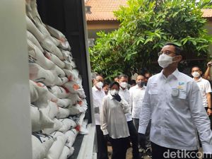 Mensos dan Risma Launching Bansos Beras untuk 114 Ribu Warga Surabaya