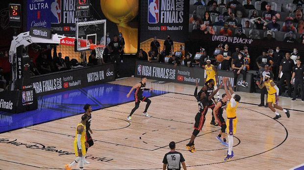 Los Angeles Lakers forward Anthony Davis makes a 3-point basket during the second half in Game 4 of basketball's NBA Finals against the Miami Heat Tuesday, Oct. 6, 2020, in Lake Buena Vista, Fla. (AP Photo/Mark J. Terrill)