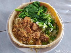 Unik! Mie Ayam Ini Disajikan Dalam Mangkok yang Dibuat dari Bakso
