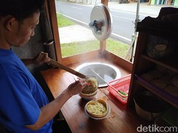 Uniknya Mie Ayam di Borobudur, Mangkuknya Pakai Bakso