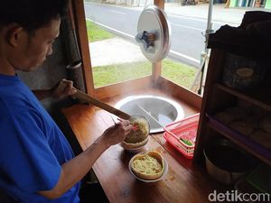 Uniknya Mie Ayam di Borobudur, Mangkuknya Pakai Bakso Uniknya Mie Ayam di Borobudur, Mangkuknya Pakai Bakso
