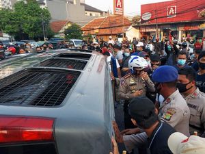 Massa Ricuh di Pejompongan, Mobil Tahanan Polres Jakpus Dirusak Massa Ricuh di Pejompongan, Mobil Tahanan Polres Jakpus Dirusak