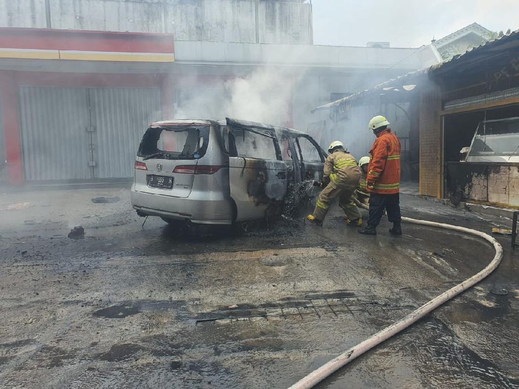 Mobil Terbakar di Cipayung Jaktim, Diduga Akibat Korsleting Mobil Terbakar di Cipayung Jaktim, Diduga Akibat Korsleting