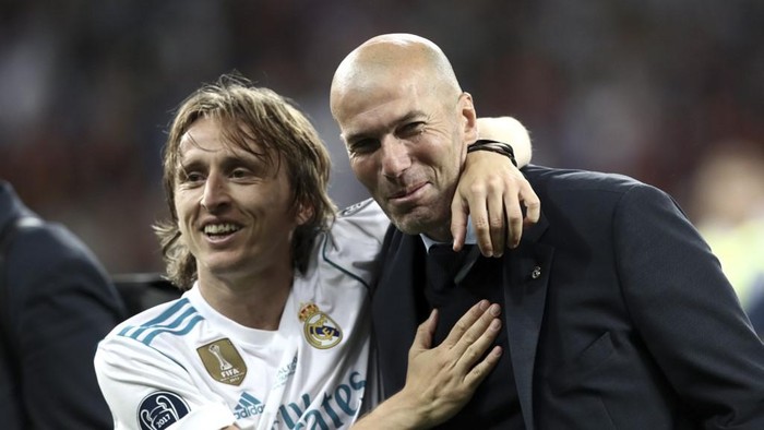 Real Madrids French coach Zinedine Zidane (R) and Real Madrids Croatian midfielder Luka Modric celebrate after winning the UEFA Champions League final football match between Liverpool and Real Madrid at the Olympic Stadium in Kiev, Ukraine on May 26, 2018. (Photo by Isabella BONOTTO / Update Images Press / AFP)