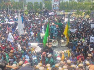 Demo Tolak UU Ciptaker di DPRD Lampung Ricuh, Massa Pelajar Lempar Batu