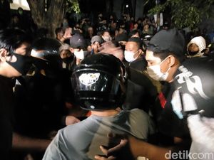 Nekat Terobos Blokade Mahasiswa, Pemotor di Makassar Nyaris Diamuk Massa Nekat Terobos Blokade Mahasiswa, Pemotor di Makassar Nyaris Diamuk Massa