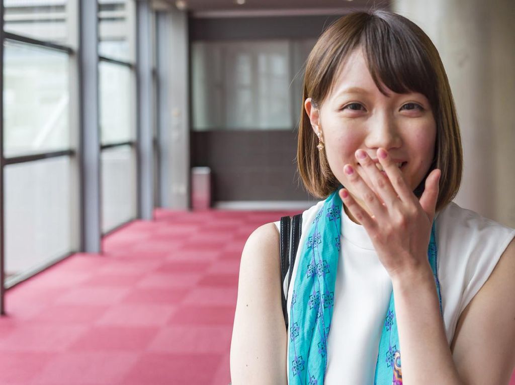 Perempuan Jepang Menutup Mulut Saat Tertawa, Kenapa Ya?