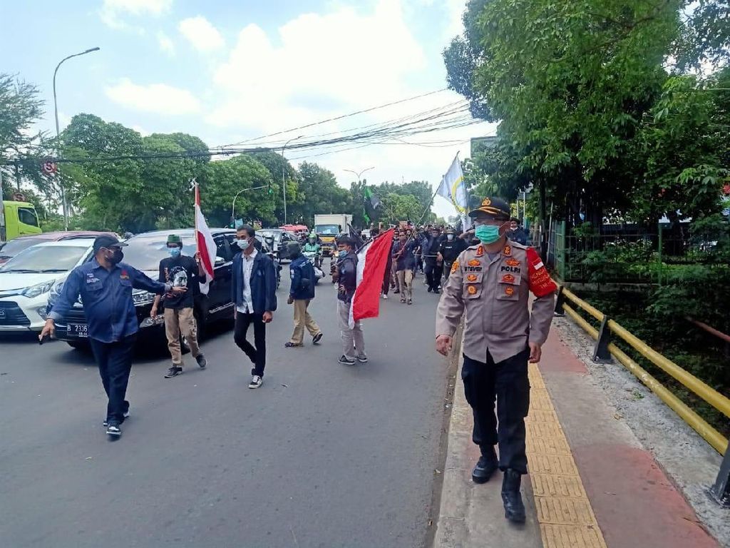 200 Mahasiswa Demo di Pasar Rebo Sempat Bakar Ban, Sudah Bubar 200 Mahasiswa Demo di Pasar Rebo Sempat Bakar Ban, Sudah Bubar