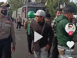 Viral Polisi Traktir Ojol Saat Demo di Surabaya