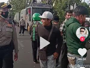 Viral Polisi Traktir Ojol Saat Demo di Surabaya Viral Polisi Traktir Ojol Saat Demo di Surabaya