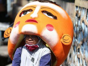 Potret Nenek Astari Jadi Badut Jalanan di Usia Senja