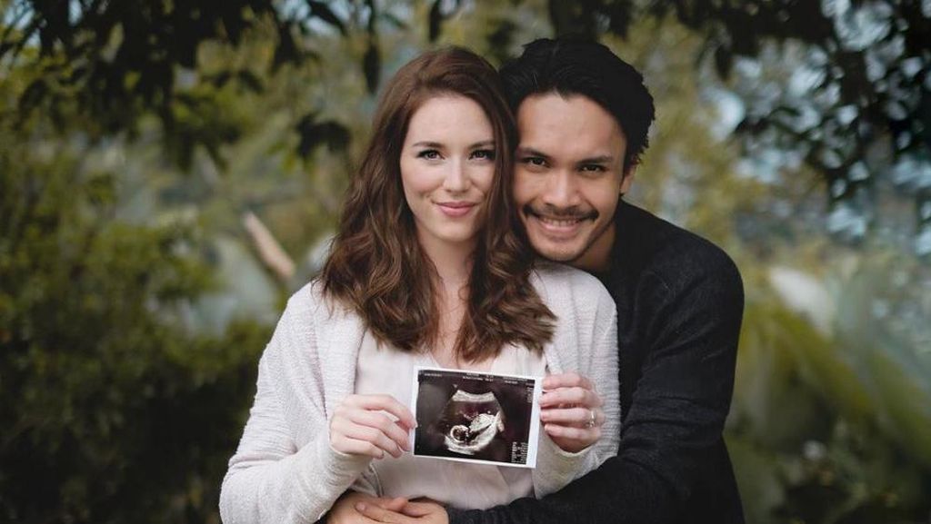10 Potret Kemesraan Randy Pangalila & Istri Bulenya yang Hamil Anak Pertama