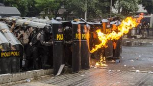 Demo Tolak UU Ciptaker di Bandung Ricuh, Fasilitas Umum Dirusak