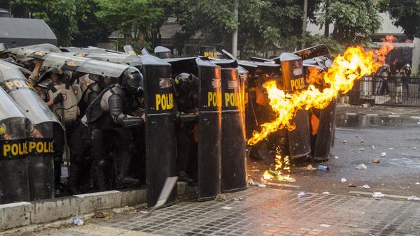 Demo Tolak UU Ciptaker di Bandung Ricuh, Fasilitas Umum Dirusak