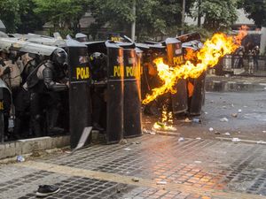 Demo Tolak UU Ciptaker di Bandung Ricuh, Fasilitas Umum Dirusak Demo Tolak UU Ciptaker di Bandung Ricuh, Fasilitas Umum Dirusak