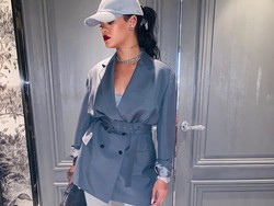 Gaya Rihanna Ikut Demo Anti Rasisme Asia di New York