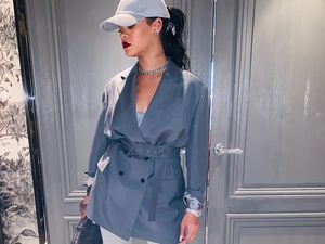 Gaya Rihanna Ikut Demo Anti Rasisme Asia di New York Gaya Rihanna Ikut Demo Anti Rasisme Asia di New York