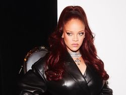 Rihanna Ingin Bantu Joe Biden Buang Sampah, Sindir Trump?