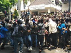 Anggota Dewan Lamongan Salah Sebut UU Cipta Kerja Saat Didemo Mahasiswa
