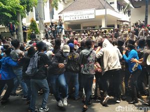 Anggota Dewan Lamongan Salah Sebut UU Cipta Kerja Saat Didemo Mahasiswa Anggota Dewan Lamongan Salah Sebut UU Cipta Kerja Saat Didemo Mahasiswa