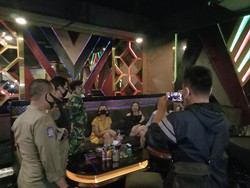 Razia Hiburan Malam di Medan, Satgas COVID Amankan 2 Pria Diduga Bawa Narkoba