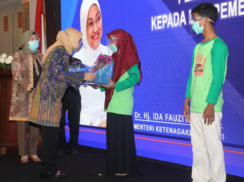 23 LSM Pemerhati Pekerja Anak Diganjar Penghargaan dari Kemnaker 23 LSM Pemerhati Pekerja Anak Diganjar Penghargaan dari Kemnaker