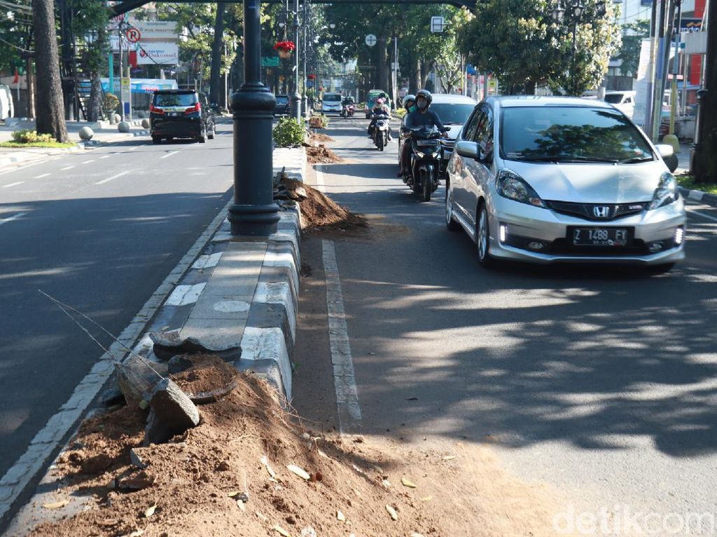 Sejumlah Pot Bunga di Jalan Dago Bandung Dirusak Oknum Pendemo