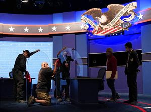 Sekat Kaca Dipasang Jelang Debat Cawapres AS