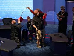 Jelang Debat Cawapres AS, Panitia Akan Usir Penonton Tanpa Masker