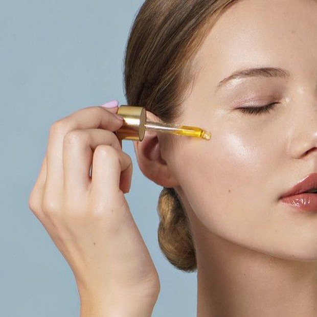 Serum/pinterest.com Buat kamu yang baru ingin mencoba menggunakan skincare, pilihlah serum yang mengandung niacinamide. Kandungan ini diperuntukkan untuk kulit sensitif sehingga aman bagi kulit remaja yang masih rentan.