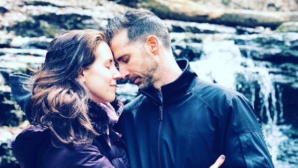 Foto Pria yang Hidup Harmonis Bersama 2 Kekasih, Sampai Tinggalkan Istri