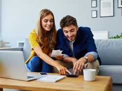 Kamu Generasi Sandwich & Baru Menikah, Ini Cara Atur Uangnya