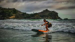 Foto: Tidak Usah ke Bali, Main Surfing Bisa di Blitar