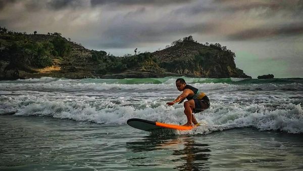 Foto: Tidak Usah ke Bali, Main Surfing Bisa di Blitar