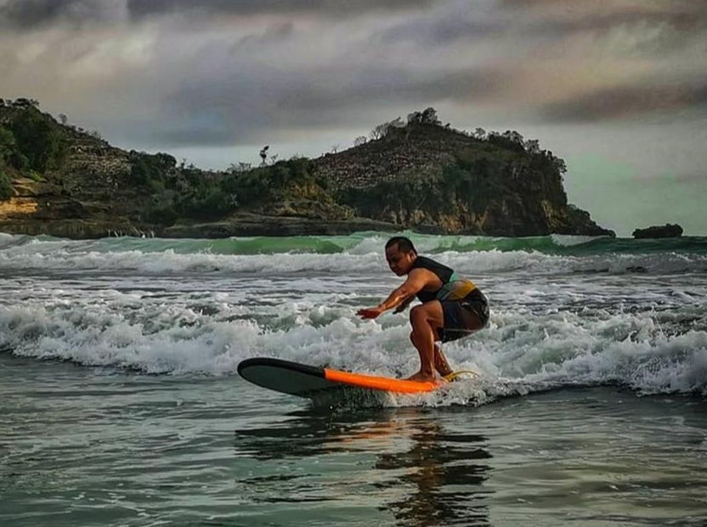 Foto: Tidak Usah ke Bali, Main Surfing Bisa di Blitar