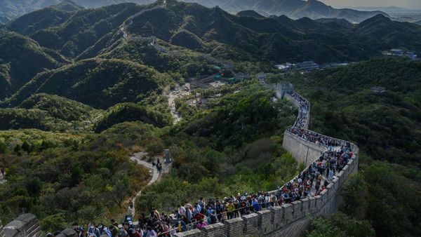 Tembok Besar China Penuh Wisatawan Saat Libur Nasional