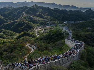 Tembok Besar China Penuh Wisatawan Saat Libur Nasional