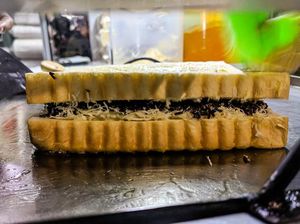 5 Tempat Jajan Roti Bakar Topping Melimpah di Malang