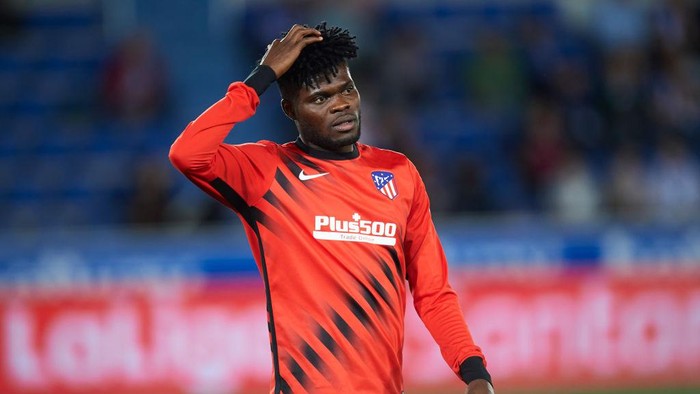 VITORIA-GASTEIZ, SPAIN - OCTOBER 29: Thomas Teye Partey of Club Atletico de Madrid looks on during the Liga match between Deportivo Alaves and Club Atletico de Madrid at Estadio de Mendizorroza on October 29, 2019 in Vitoria-Gasteiz, Spain. (Photo by Juan Manuel Serrano Arce/Getty Images)