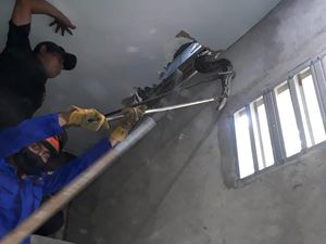 Ngeri! Ular Sanca 4 Meter Muncul dari Plafon Rumah Warga di Makassar