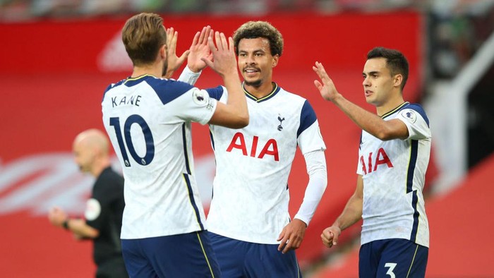 MANCHESTER, ENGLAND - OCTOBER 04: Harry Kane of Tottenham Hotspur celebrates with teammates Dele Alli and Sergio Reguilon after scoring his sides sixth goal during the Premier League match between Manchester United and Tottenham Hotspur at Old Trafford on October 04, 2020 in Manchester, England. Sporting stadiums around the UK remain under strict restrictions due to the Coronavirus Pandemic as Government social distancing laws prohibit fans inside venues resulting in games being played behind closed doors. (Photo by Alex Livesey/Getty Images)