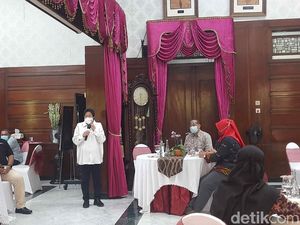 Risma Pamer Surabaya Zona Kuning di Depan Mensos, Peta COVID-19 Masih Oranye
