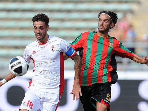 BARI, ITALY - SEPTEMBER 09:  Francesco Caputo of Bari (L) and Crocefisso Miglietta of Ternana in action during the Serie B match between AS Bari and Ternana Calcio at Stadio San Nicola on September 9, 2012 in Bari, Italy.  (Photo by Giuseppe Bellini/Getty Images)